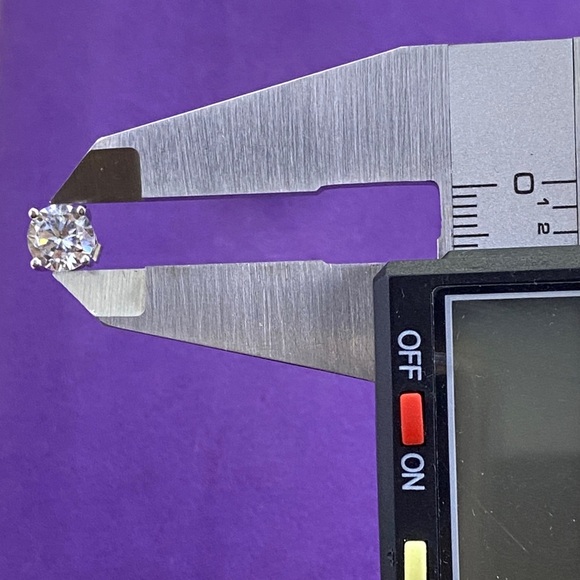 💛 Classic Sterling Silver Brilliant CZ Stud Earrings - Picture 3 of 7